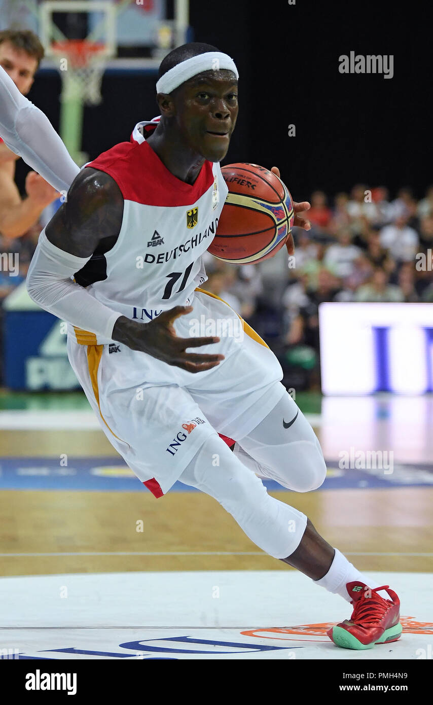 Leipzig, in Sassonia. Xvi Sep, 2018. Basket: la qualificazione della Coppa del Mondo, Germania - Israele, Round 2, gruppo L, giorno 2 presso l'Arena di Lipsia. La Germania Dennis Schröder in azione. Credito: Hendrik Schmidt/dpa-Zentralbild/ZB/dpa/Alamy Live News Foto Stock