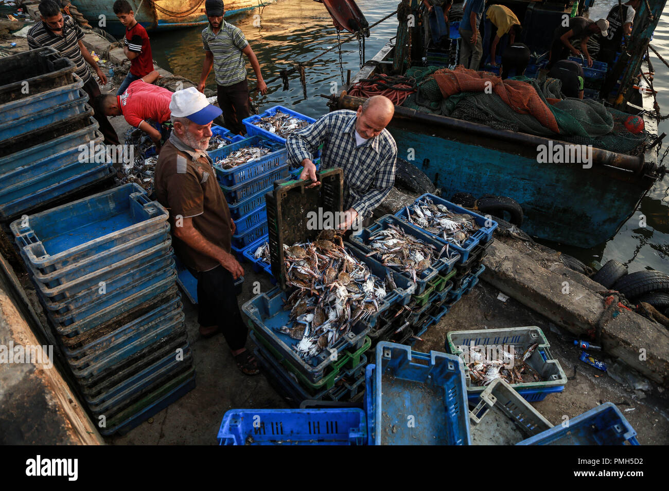 (180918) -- GAZA, Sett. 18, 2018 (Xinhua) -- palestinese il lavoro dei pescatori al porto di Gaza, nella città di Gaza, sul Sett. 17, 2018. Per andare con funzione: i pescatori di Gaza lottano per sopravvivere in mezzo a Israele restrizioni marittima (Xinhua/Stringer) (DX) Foto Stock