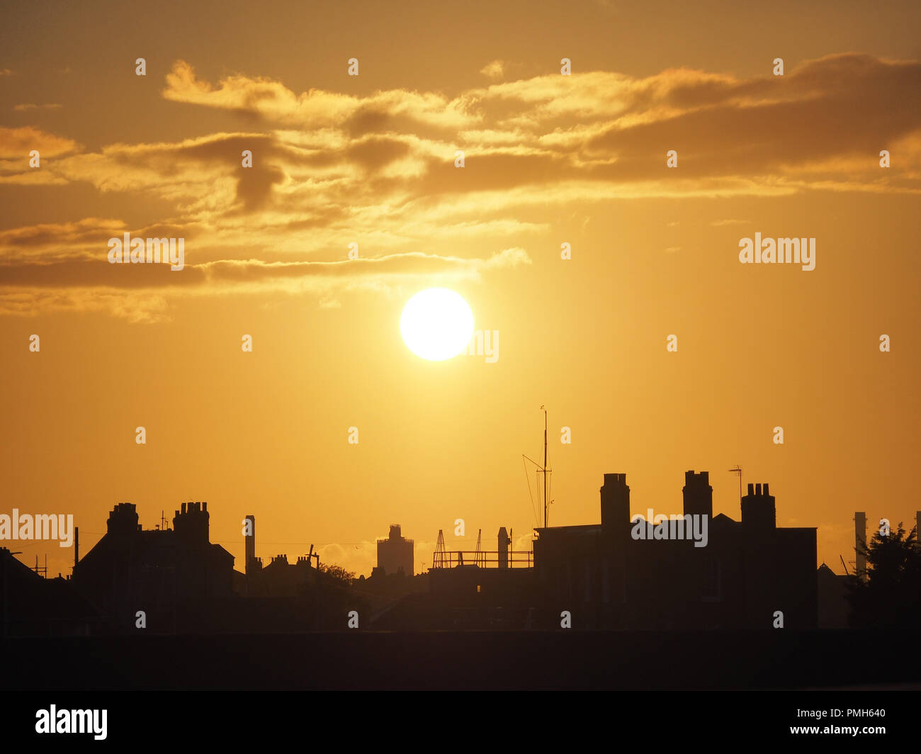 Sheerness, Kent, Regno Unito. Xviii Sep, 2018. Regno Unito Meteo: un tramonto dorato in Sheerness, Kent. Credito: James Bell/Alamy Live News Foto Stock