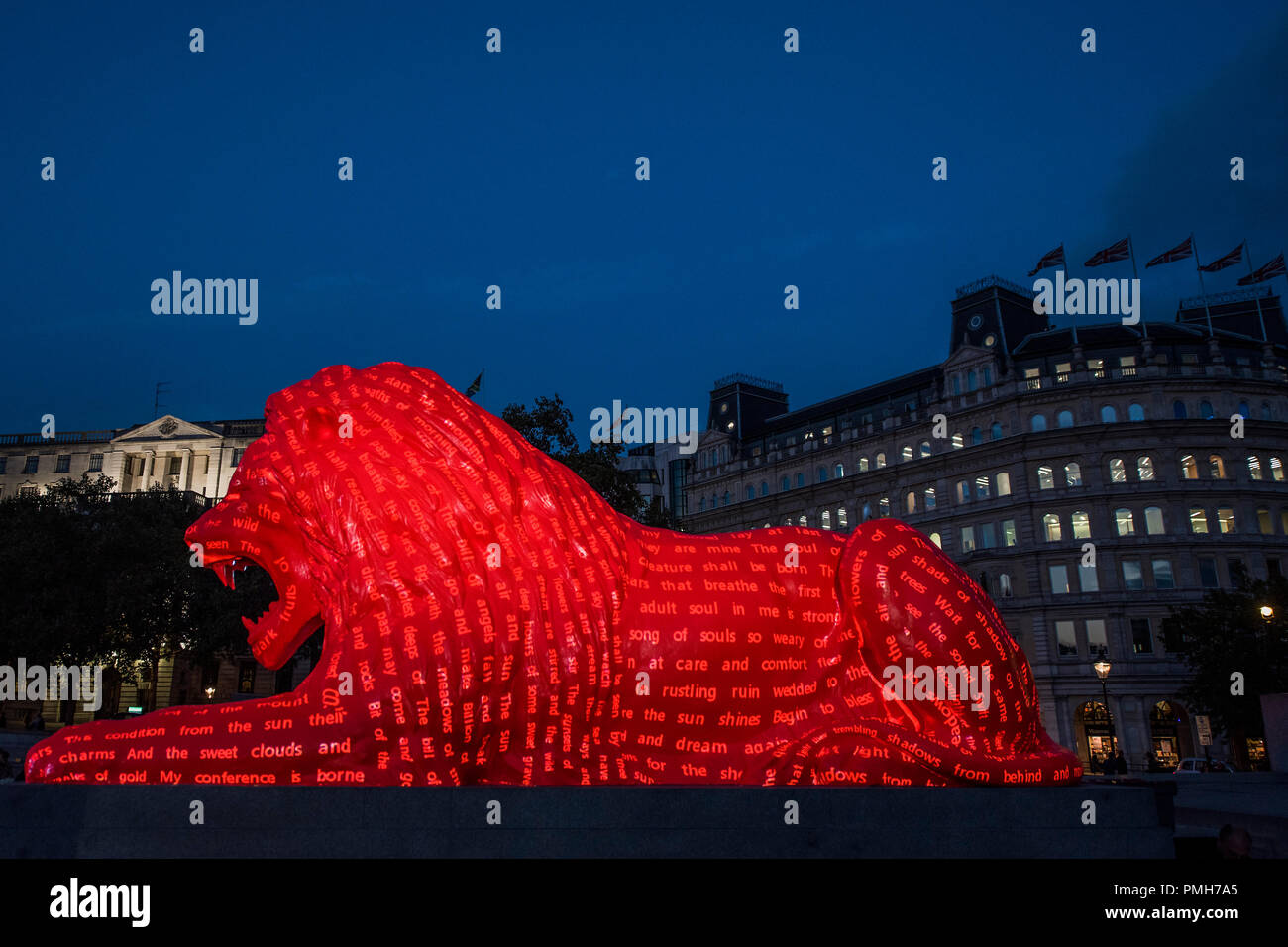 Londra, Regno Unito. 18 settembre 2018. Alimentazione del Lions dell'artista e designer es Devlin in Trafalgar Square. Si tratta di una nuova scultura interattiva che incorpora la macchina di apprendimento e di esplorare i parametri di progettazione e IA. Ne consegue un anno di collaborazione con Google Arte & Cultura. Credito: Guy Bell/Alamy Live News Foto Stock