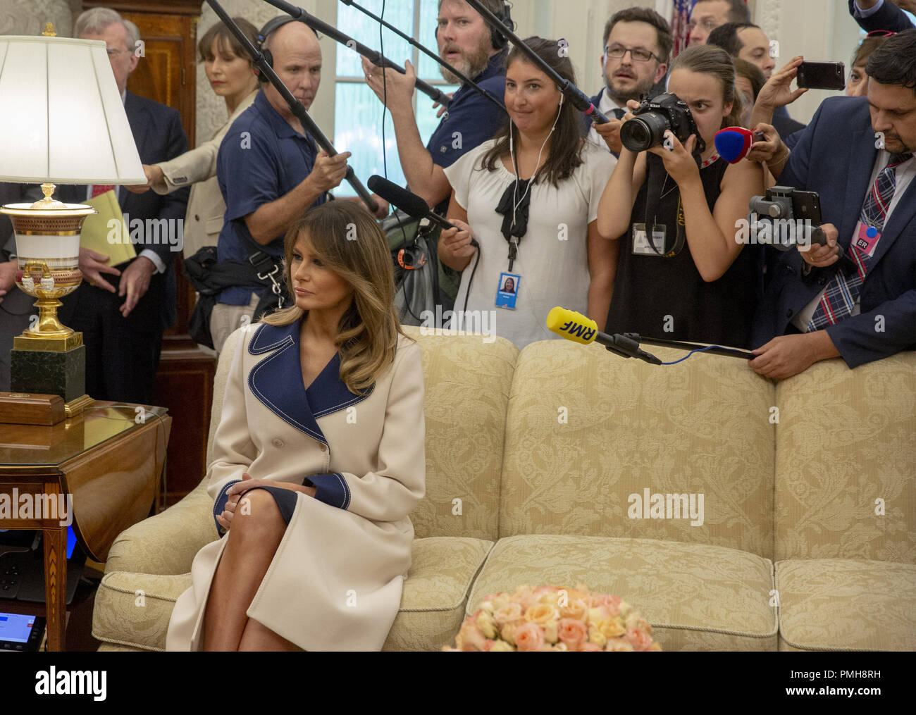 Washington, Stati Uniti d'America. Xviii Sep, 2018. La First Lady Melania Trump ascolta come Presidente della Polonia Andrzej Duda e il Presidente degli Stati Uniti, Trump soddisfare all'interno dell'Ufficio Ovale della Casa Bianca di Washington il 18 settembre 2018. Credito: Tasos Katopodis/Piscina via CNP | Utilizzo di credito in tutto il mondo: dpa/Alamy Live News Foto Stock