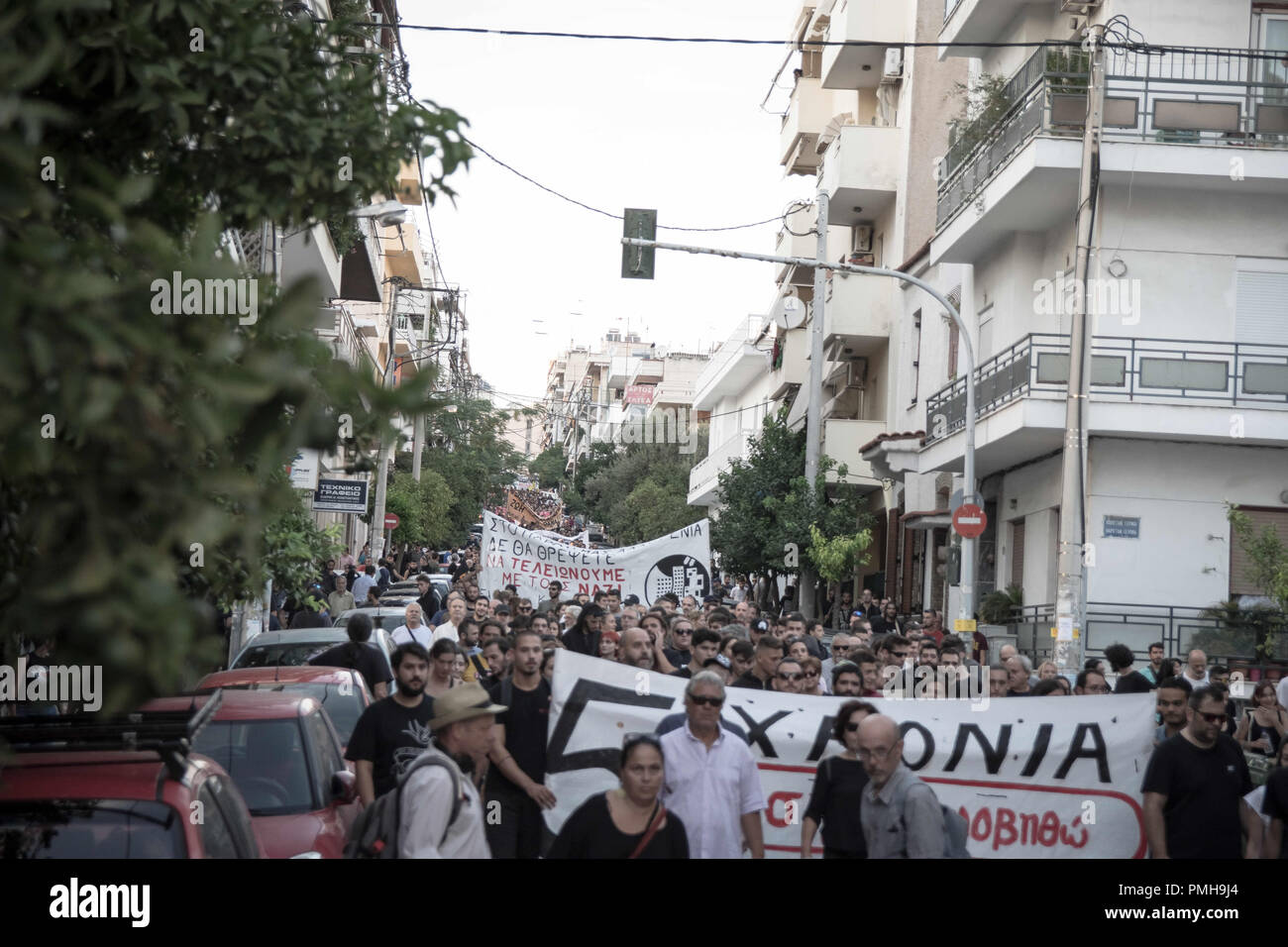 Atene, Grecia. Xviii Sep, 2018. I manifestanti visto tenendo striscioni e gridando slogan alla manifestazione.il quinto anniversario dell'assassinio di Pavlos Fyssas, 34 anni rapper che ha assassinato da un neo-nazista nella città di porto di Pireo cinque anni fa. Migliaia di persone hanno protestato a Atene.manifestanti visto tenendo un enorme striscione durante la protesta.la protesta e scontri tra manifestanti e forze di polizia contro l'assassinio e segna il quinto anniversario di Pavlos Fyassas, che era a corto di neo-nazista nella città di porto di Pireo. (Credito Immagine: © Nikolas Joao Kokovlis/SOPA immagini via ZUM Foto Stock