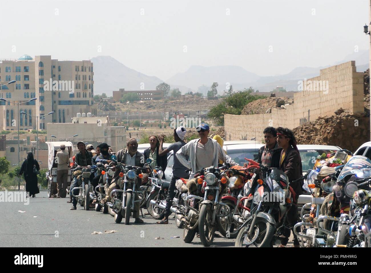 Sanaa, Yemen. Xviii Sep, 2018. Popolo yemenita in linea con le loro moto in corrispondenza di una stazione di benzina in Sanaa, Yemen, sul Sett. 18, 2018. Le strade sono quasi vuoti nello Yemen il capitale Sanaa come una settimana di grave penuria di carburante costringe centinaia di migliaia di veicoli a morire silenziosamente fuori le strade. Il principale combustibile crisi è stata innescata dalla guerra di escalation prima questa settimana nel paese strategico del Mar Rosso la città portuale di Hodeiha. A seguito del crollo dei colloqui di pace mediato dalle Nazioni Unite a Ginevra tra yemenita belligeranti. Credito: Mohamed al-Azaki/Xinhua/Alamy Live News Foto Stock