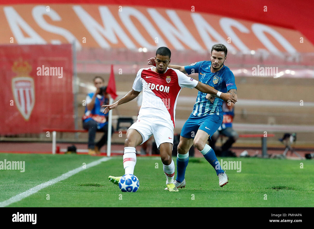 Fontvieille. Xviii Sep, 2018. Benjamin Henrichs (L) di come Monaco vies con Saul Niguez di Atletico Madrid durante la UEFA Champions League gruppo un match tra come Monaco e Atletico Madrid in Fontvieille, a Monaco il 7 settembre 18, 2018. Atletico Madrid ha vinto 2-1. Credito: Miguel Almaro/Xinhua/Alamy Live News Foto Stock