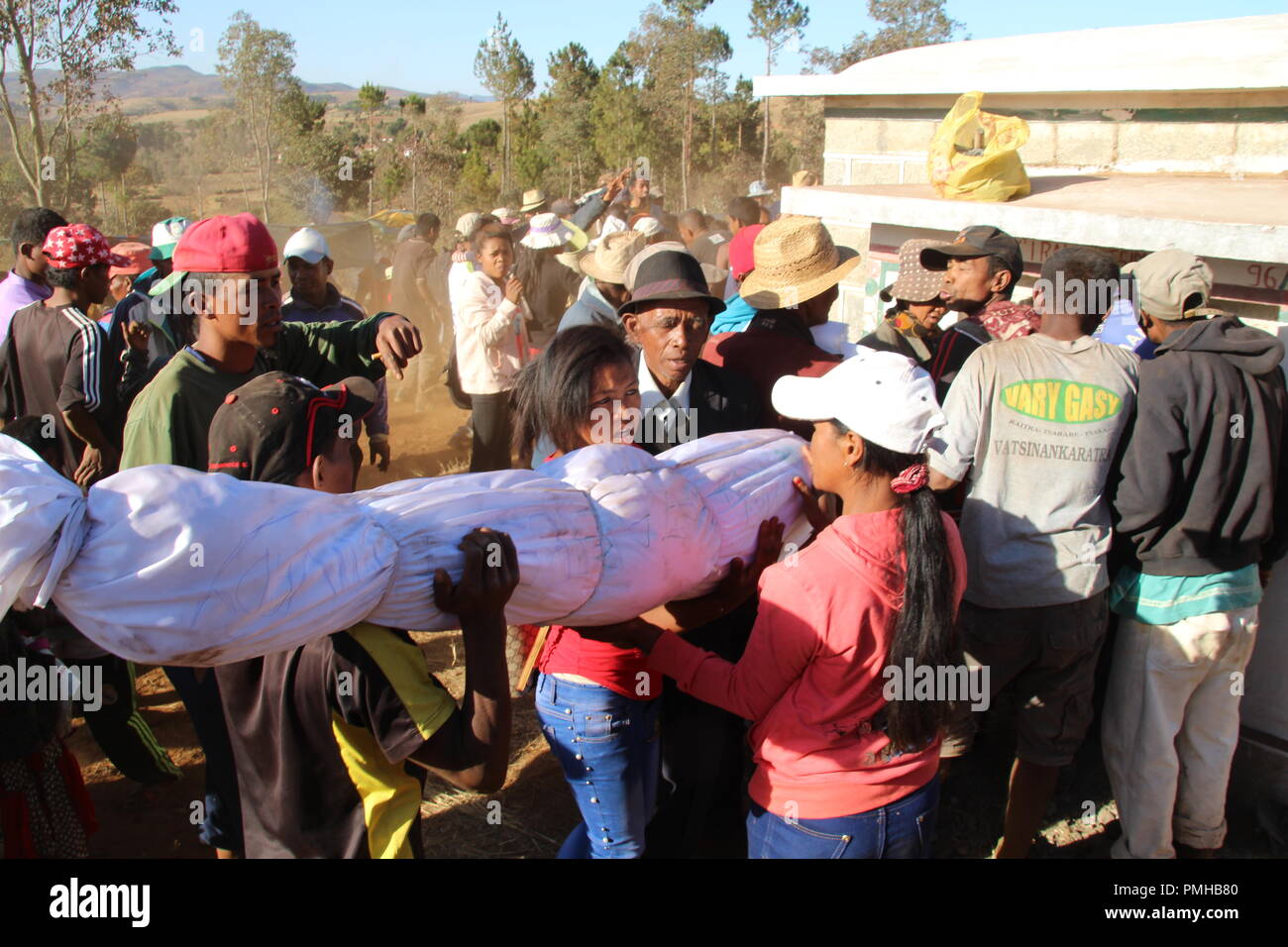 Masiniloharano, Madagascar. 25 Ago, 2018. Parenti portare pranzo bundle con i resti mortali dei loro antenati in una tomba di famiglia. Durante la fase 'Famadihana' (letteralmente: ruotando le ossa) cerimonia, persone in Madagascar il culto delle ossa dei loro antenati. Essi sono presi dalle loro tombe soprattutto per la grande festa. (A dpa 'Dance con i morti: Happy Corpse Festival in Madagascar' dal 19.09.2018) Credito: Jürgen Bätz/dpa/Alamy Live News Foto Stock