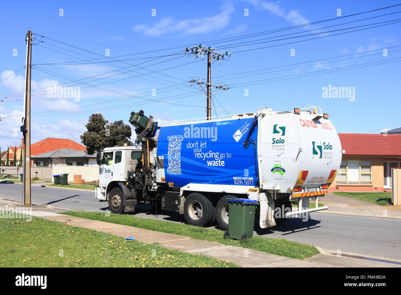 Adelaide Australia. 19 settembre 2018. Un riciclaggio rifiuti carrello di prelievo dei rifiuti residenziali. MARION consiglio è destinata a diventare il primo consiglio di Adelaide per il divieto non riciclabili a uso unico in plastica Credito: amer ghazzal/Alamy Live News Foto Stock