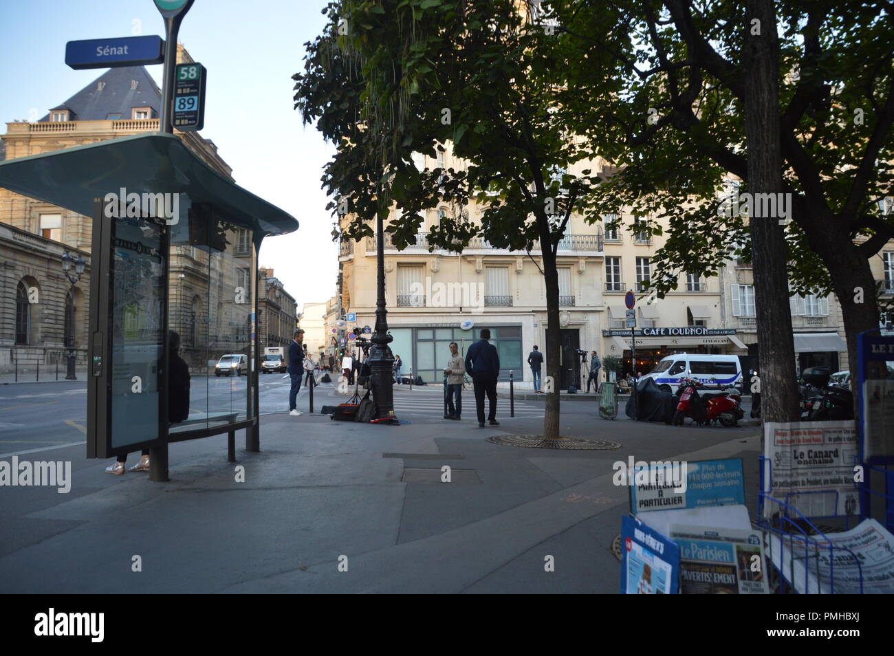 Senato, 10 rue de Vaugirard, Parigi, Francia. 19 Sett 2018. Alexandre Benalla, ex agente del presidente francese Macron è convocato dalla Commissione delle leggi del Senato il 19 settembre 2018, dopo aver vestito come un poliziotto senza essere uno,avendo battuto un protestor , durante la demo del 1 maggio 2018. Vincent Crase sarà sentito anche a 10h30 del mattino . ALPHACIT NEWIM / Alamy Live News Credito: Alphacit NEWIM/Alamy Live News Foto Stock