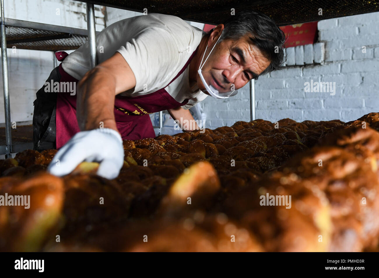 (180919) -- FENGZHEN, Sett. 19, 2018 (Xinhua) -- Chang Sanwen organizza self-made mooncakes per la vendita a Longshengzhuang township di Fengzhen City, a nord della Cina di Mongolia Interna Regione Autonoma, Sett. 18, 2018. Il 65-anno-vecchio Chang Sanwen ha dedicato la sua vita alla mooncake-making. Con un mooncake-cottura esperienza di oltre 50 anni, Chang's marcature sono glamourously-guardò e salati. Festival di metà autunno, che cade il 7 settembre 24 Quest'anno, il quindicesimo giorno dell'ottavo mese del calendario lunare, caratteristiche mooncakes mangiare con la famiglia mentre ammirate la luna piena. Mooncake è una traditio Foto Stock