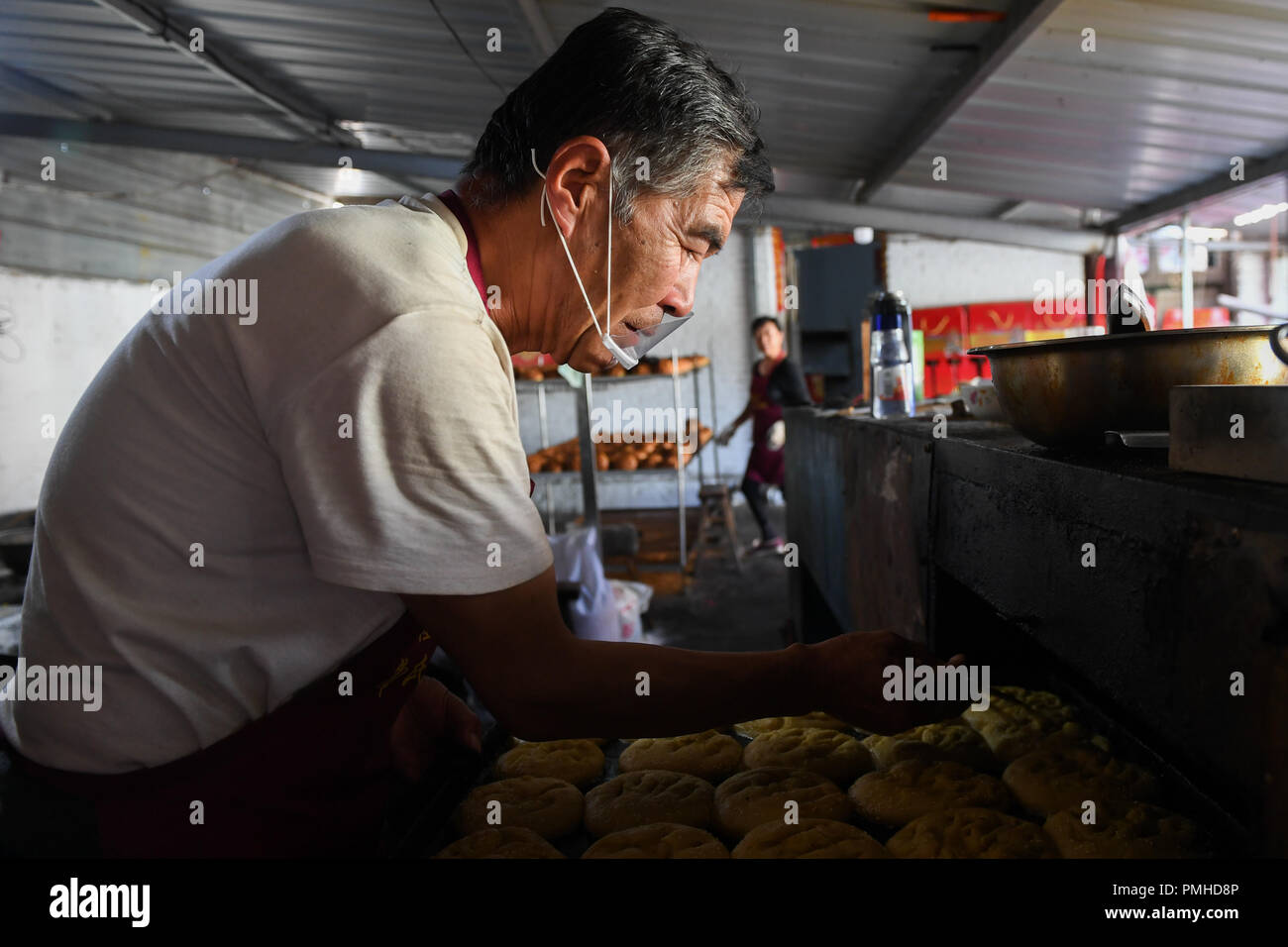 (180919) -- FENGZHEN, Sett. 19, 2018 (Xinhua) -- Chang Sanwen rende mooncakes a Longshengzhuang township di Fengzhen City, a nord della Cina di Mongolia Interna Regione Autonoma, Sett. 18, 2018. Il 65-anno-vecchio Chang Sanwen ha dedicato la sua vita alla mooncake-making. Con un mooncake-cottura esperienza di oltre 50 anni, Chang's marcature sono glamourously-guardò e salati. Festival di metà autunno, che cade il 7 settembre 24 Quest'anno, il quindicesimo giorno dell'ottavo mese del calendario lunare, caratteristiche mooncakes mangiare con la famiglia mentre ammirate la luna piena. Mooncake è un tradizionale sfoglia speciale per TH Foto Stock