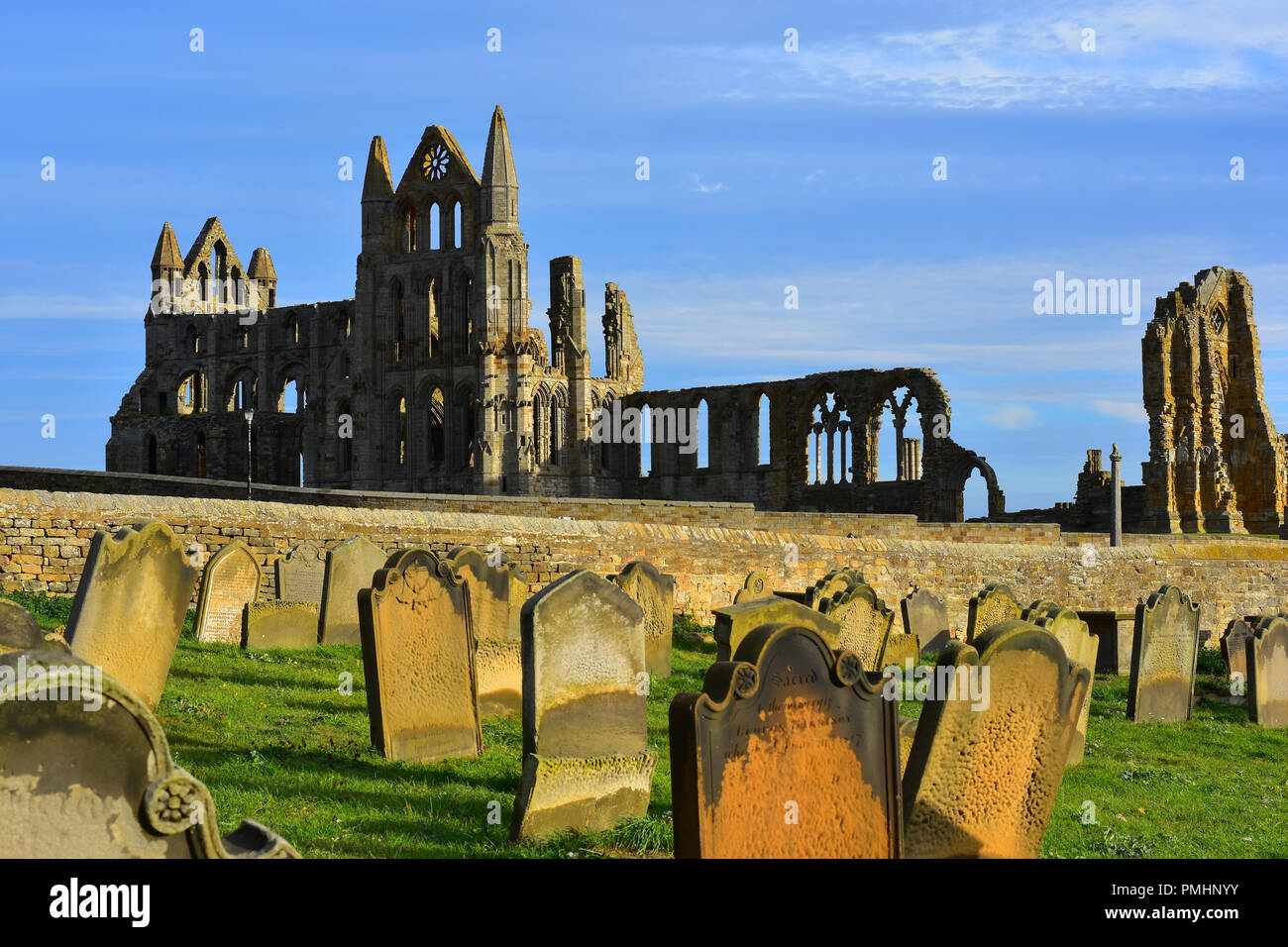 Whitby Abbey dalla chiesa di Santa Maria cantiere, North Yorkshire Moors, England Regno Unito Foto Stock