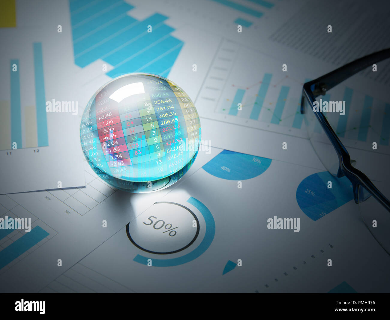 Tastiera per computer con gli occhiali e la sfera di cristallo Foto Stock