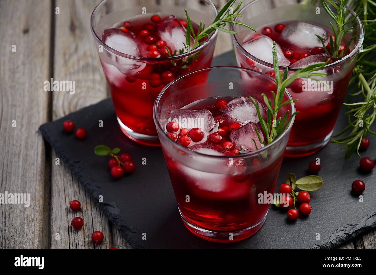 Bevanda rinfrescante con mirtilli e rosmarino su sfondo di legno. Foto Stock