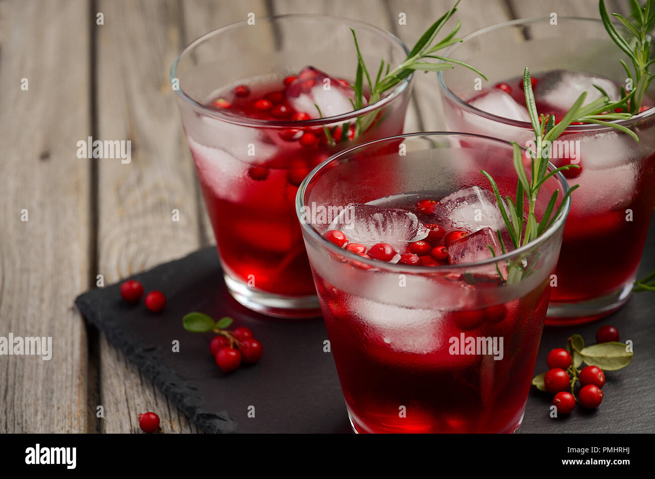 Bevanda rinfrescante con mirtilli e rosmarino su sfondo di legno. Foto Stock