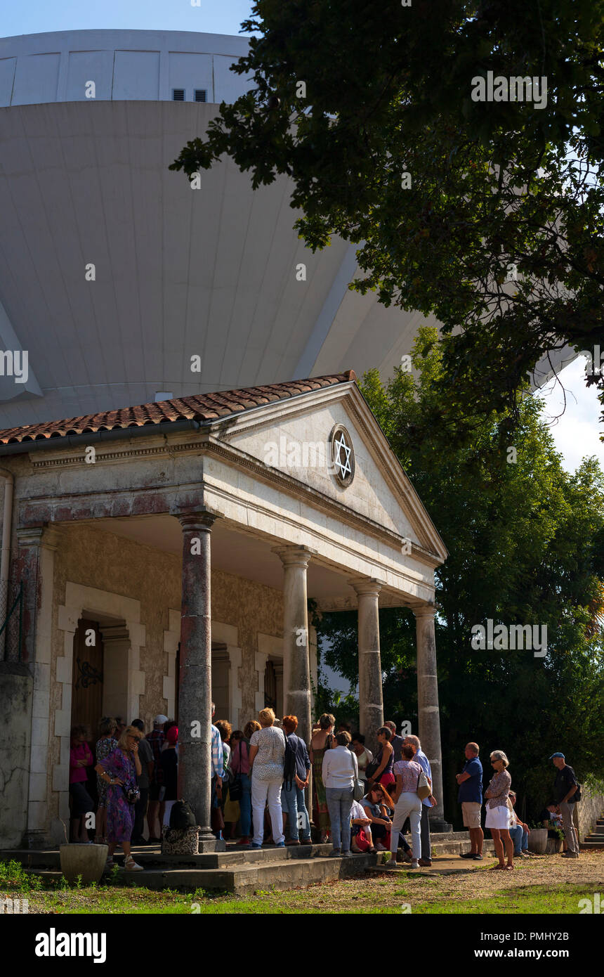 Nella parte anteriore del Bayonne depositario ebraica (Aquitania - Francia), prima di una visita guidata della città di Bayonne cimitero ebraico al momento di le Giornate del patrimonio. Foto Stock