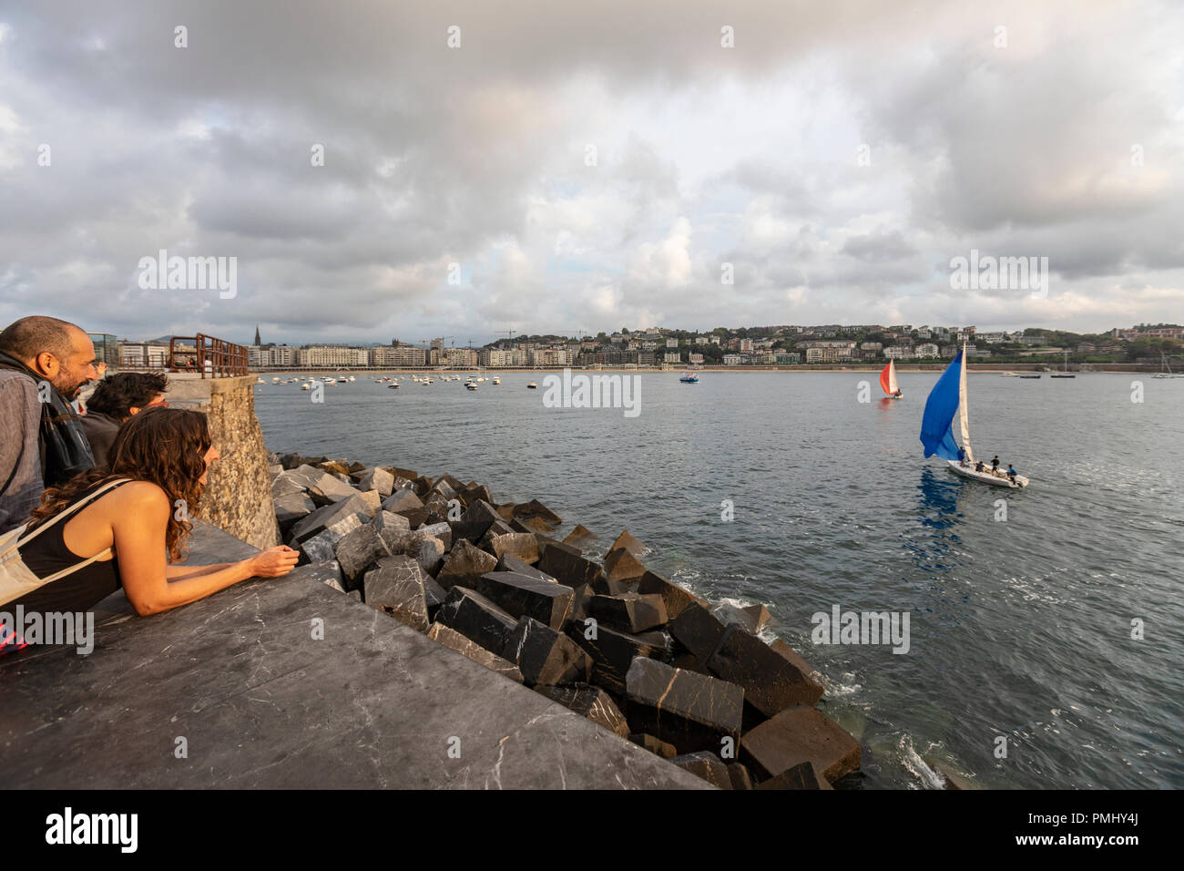 La visione di una regata a vela nel Paseo de los curas. Mirador, al tramonto con la Playa de la Concha, Gaztelubide Kalea, donostia, Spagna Foto Stock