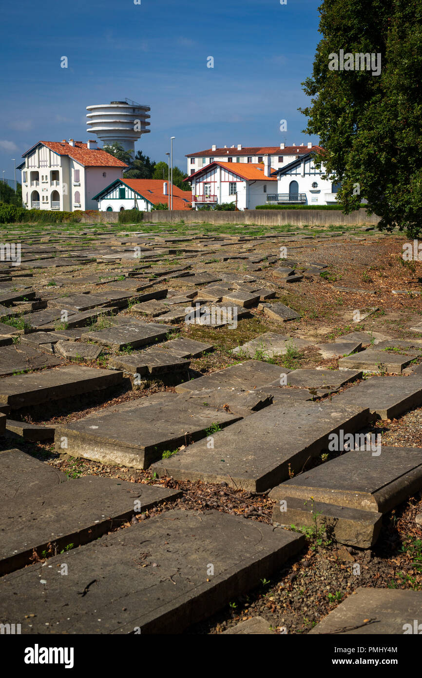 Una vista di antichi Bayonne (Aquitania - Francia) cimitero ebraico. Questo cimitero è considerato il più antico e il più grande in Francia. Foto Stock