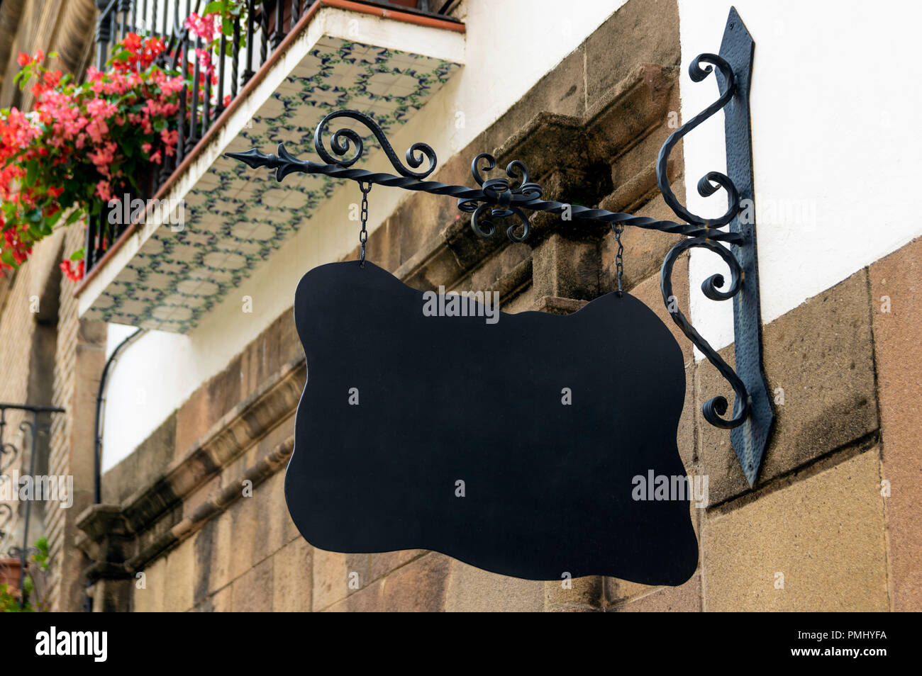 Metallo bianco shop segno montato su una parete Foto Stock