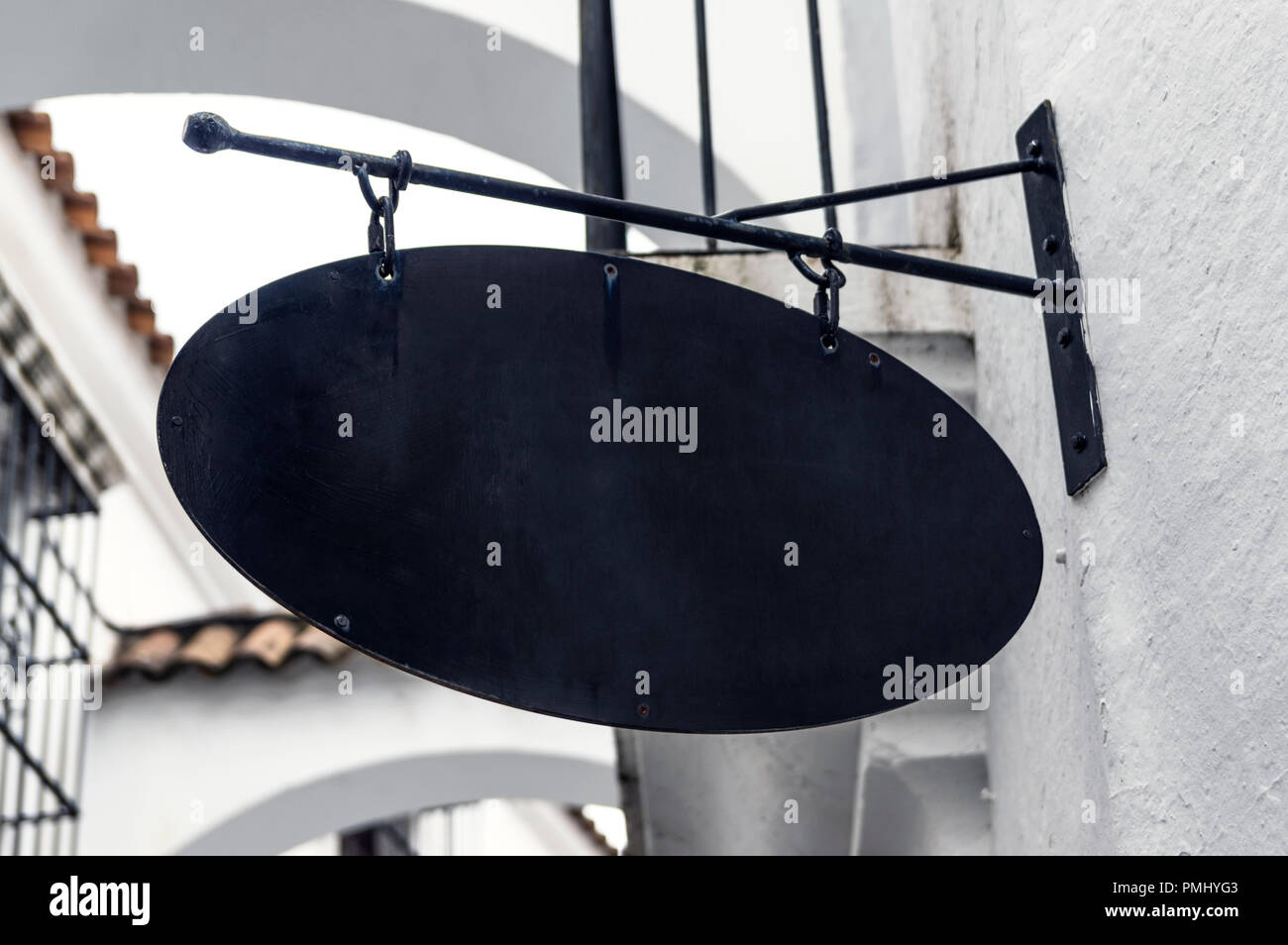 Metallo bianco shop segno montato su una parete Foto Stock