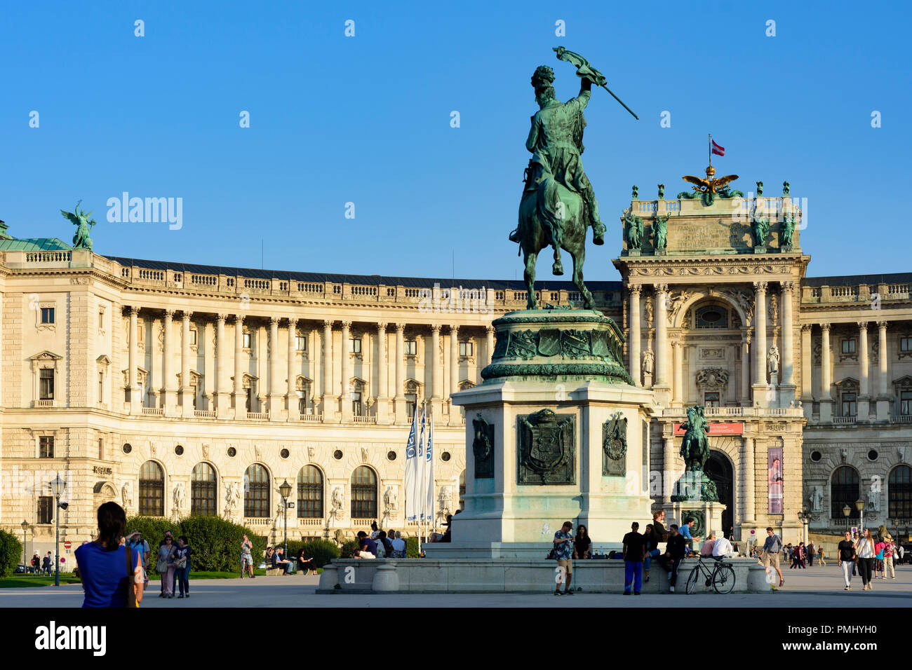 Wien, Vienna: Palazzo Hofburg, Neue Burg, piazza Heldenplatz, Erzherzog Karl monumento e Prinz Eugen monumento (dietro), 01. La Città Vecchia, Wien, Austria Foto Stock Wien, Vienna: Palazzo Hofburg, Neue Burg, piazza Heldenplatz, Erzherzog Karl monumento e Prinz Eugen monumento (dietro), 01. La Città Vecchia, Wien, Austria Foto Stock
