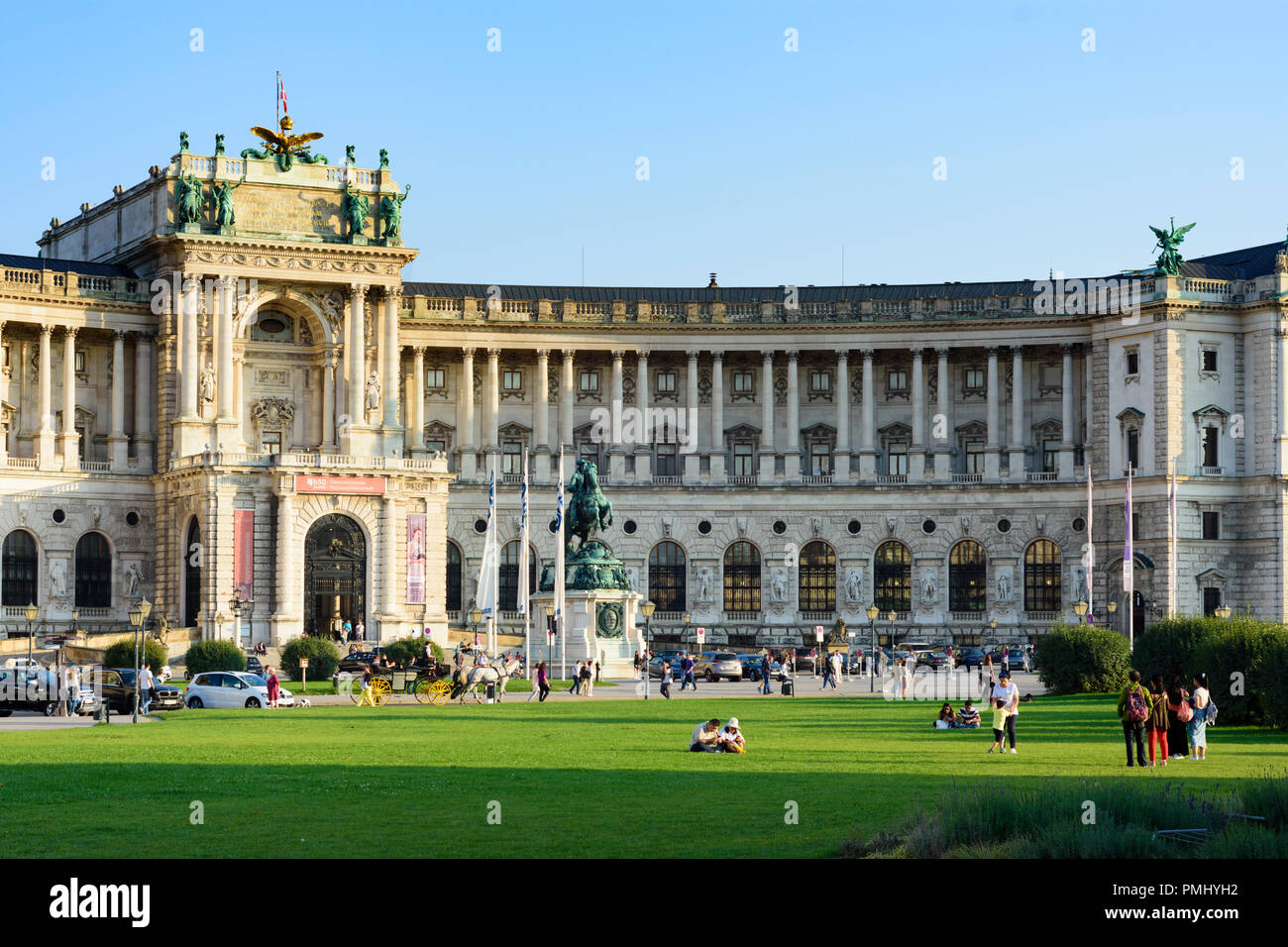 Wien, Vienna: Palazzo Hofburg, Neue Burg, piazza Heldenplatz, Prinz Eugen monumento, prato, turisti, 01. La Città Vecchia, Wien, Austria Foto Stock Wien, Vienna: Palazzo Hofburg, Neue Burg, piazza Heldenplatz, Prinz Eugen monumento, prato, turisti, 01. La Città Vecchia, Wien, Austria Foto Stock