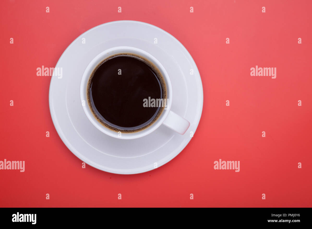 Tazza di caffè nero su un tavolo vista piana, laici, mock up. Tazza di caffè nero in ceramica bianca tazza in plastica sul piano portapaziente Foto Stock