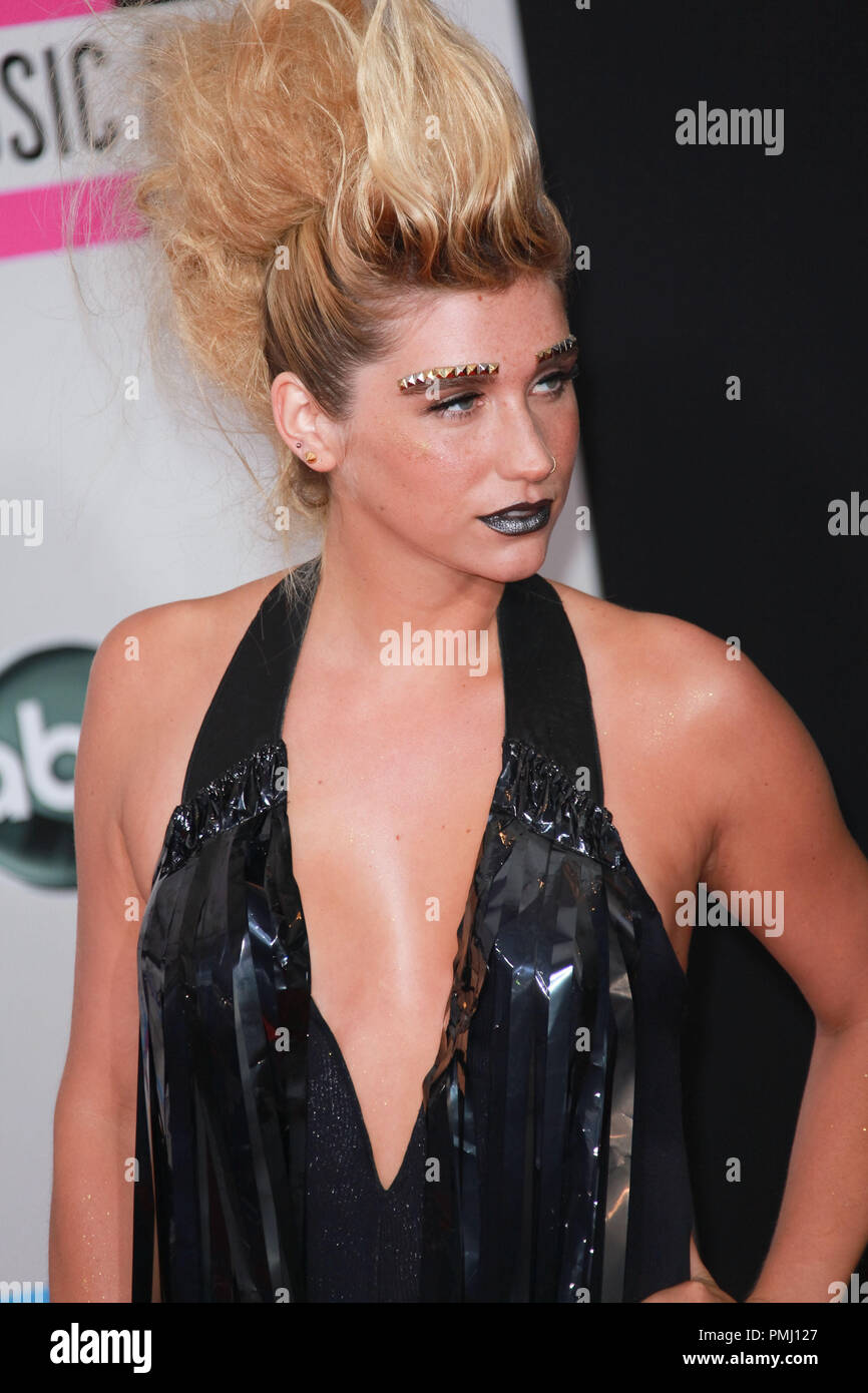 Ke$ha presso gli arrivi del 2010 American Music Awards che si è tenuto presso il Nokia Theatre LA LIVE di Los Angeles, CA. La manifestazione si è svolta domenica 21 novembre 2010. Foto di Gesù Jimenez Pacific Rim Photo Press. Riferimento al file # 30722 037 PLX per solo uso editoriale - Tutti i diritti riservati Foto Stock