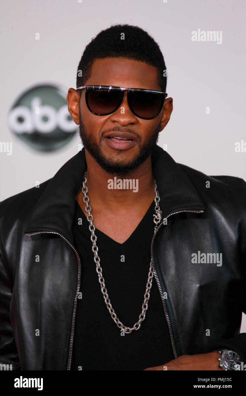 Usher presso gli arrivi del 2010 American Music Awards che si è tenuto presso il Nokia Theatre LA LIVE di Los Angeles, CA. La manifestazione si è svolta domenica 21 novembre 2010. Foto di Gesù Jimenez Pacific Rim Photo Press. Riferimento al file # 30722 108PLX per solo uso editoriale - Tutti i diritti riservati Foto Stock