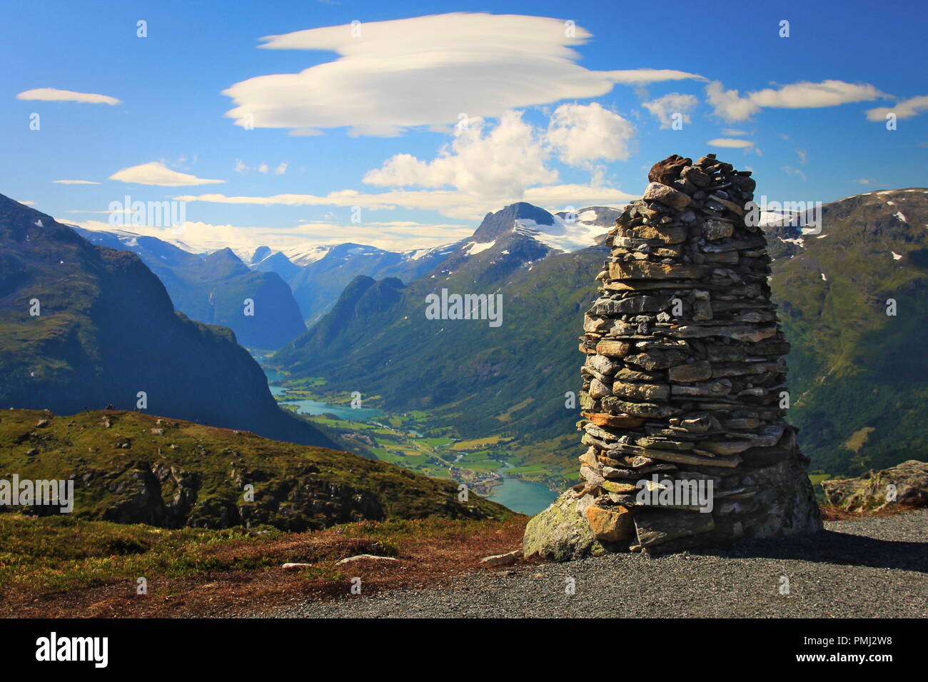 Una torre di pietre, una vista di una valle, Norvegia Foto Stock