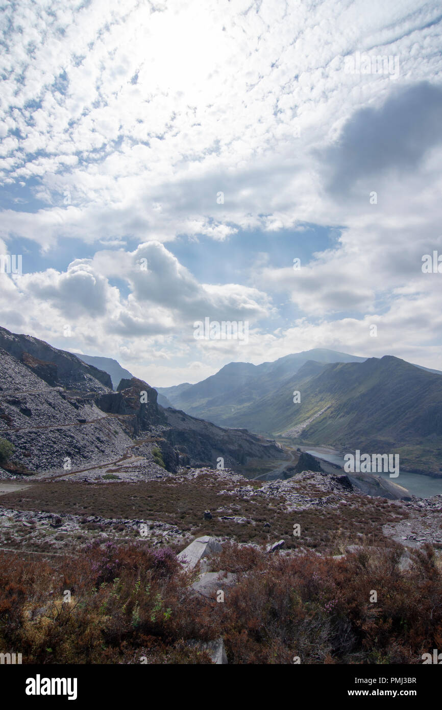 Guardando attraverso Dinorwig cava e Llyn Peris lago verso Snowdonia Foto Stock