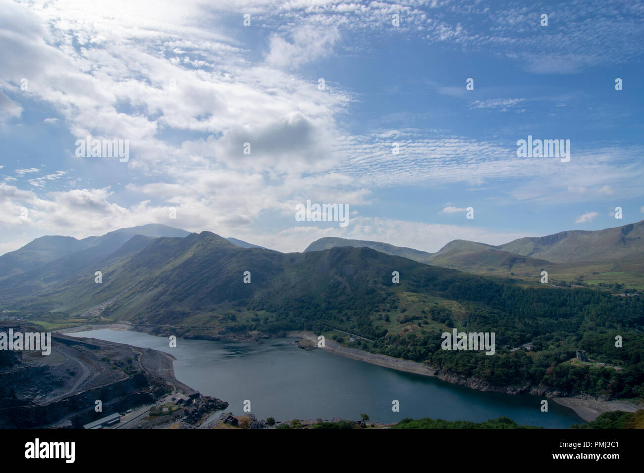 Guardando attraverso Dinorwig cava e Llyn Peris lago verso Snowdonia Foto Stock