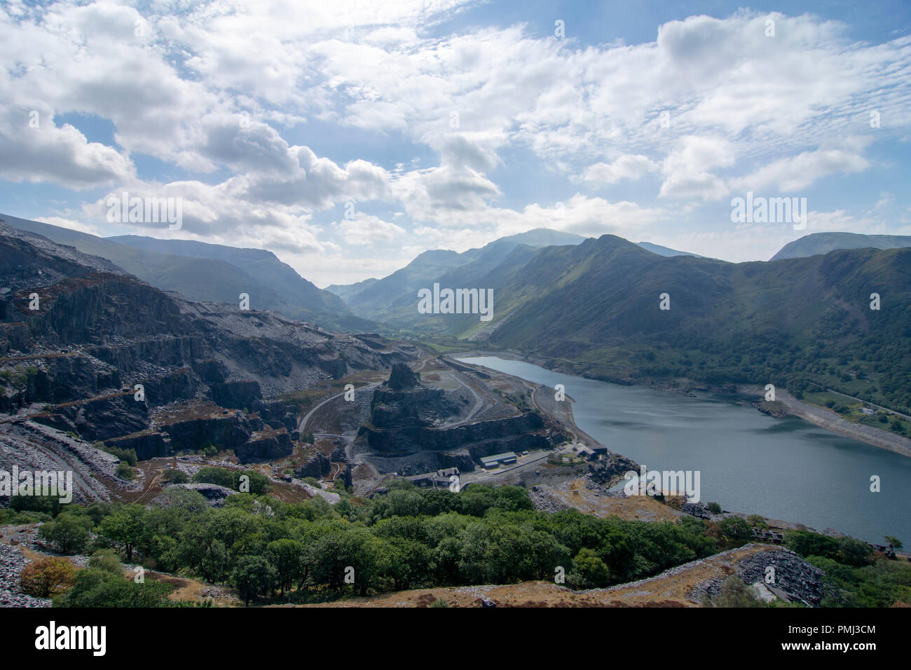 Guardando attraverso Dinorwig cava e Llyn Peris lago verso Snowdonia Foto Stock