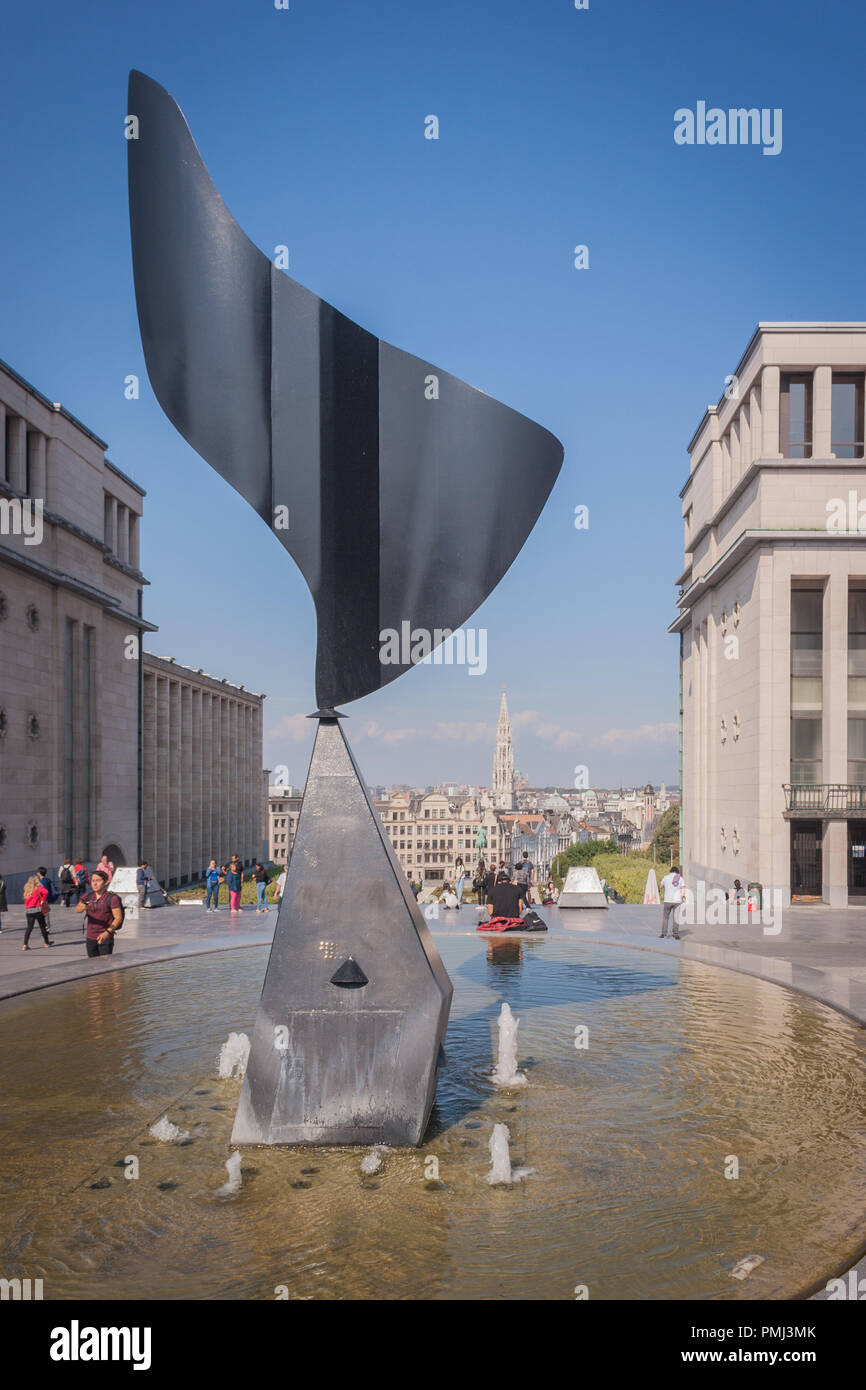 Bruxelles, Belgio. 19, settembre 2017. I turisti e i locali a piedi attraverso e sedersi in Piazza Museo di Bruxelles. Credito: Sara Armas/Alamy Foto Stock