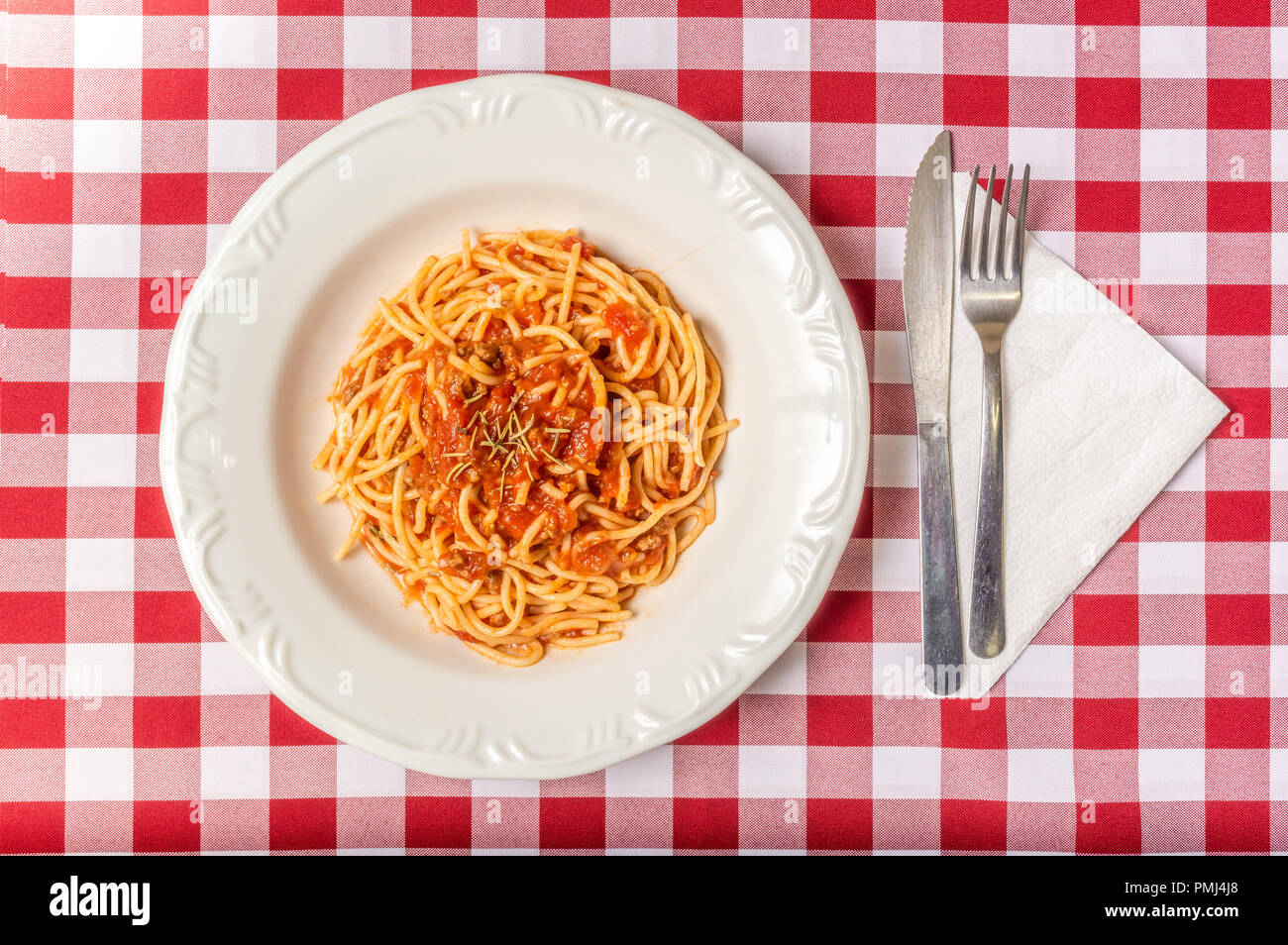 Spaguetti su una tabella con coltello, forchetta e igienico Foto Stock