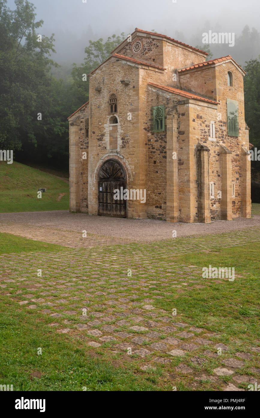 Vecchia chiesa di San Miguel de Lillo su una mattinata nebbiosa con cielo chiaro, famoso ritmo vicino a Oviedo, Spagna Foto Stock