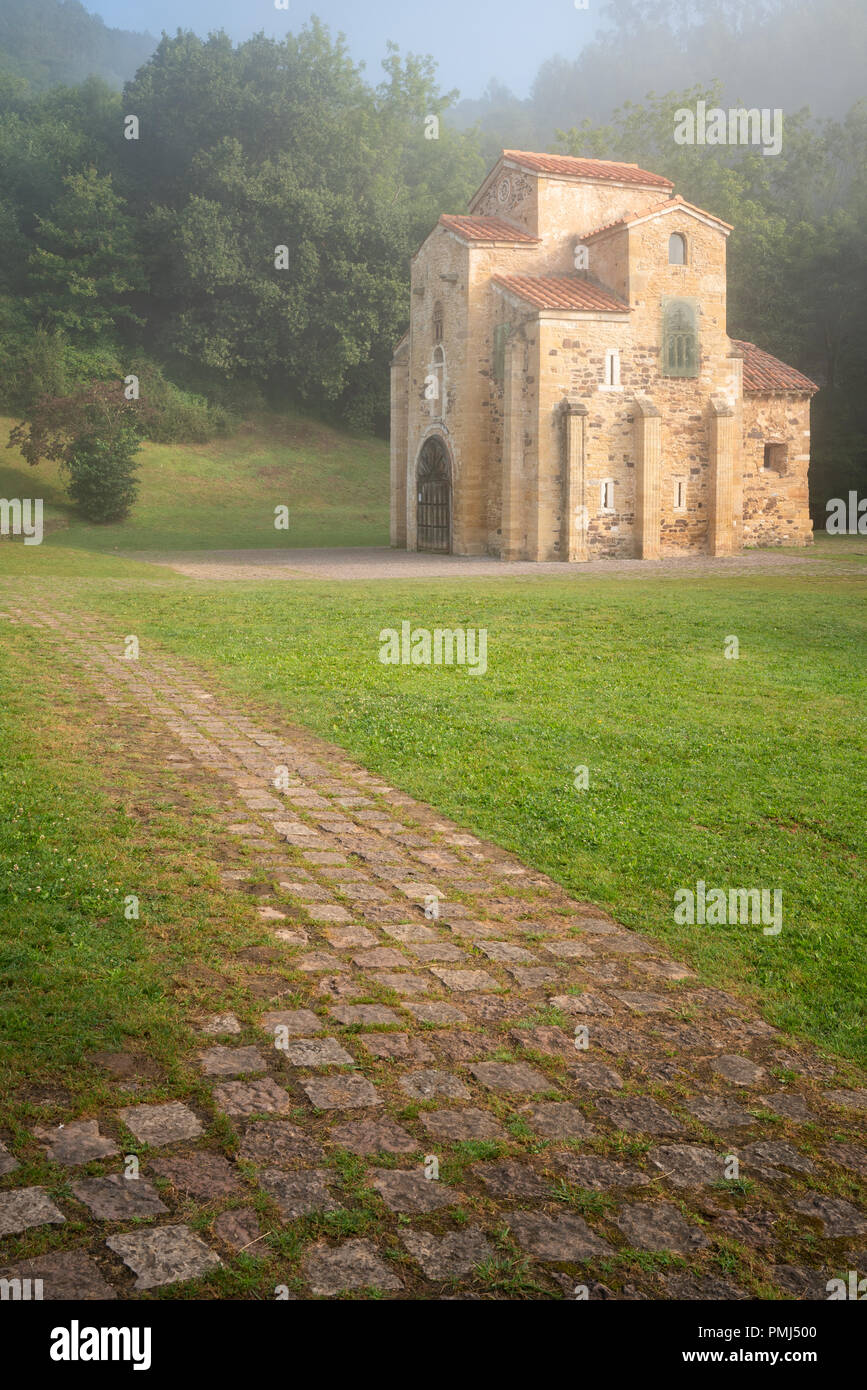 Vecchia chiesa di San Miguel de Lillo su una mattinata nebbiosa con cielo chiaro, famoso ritmo vicino a Oviedo, Spagna Foto Stock