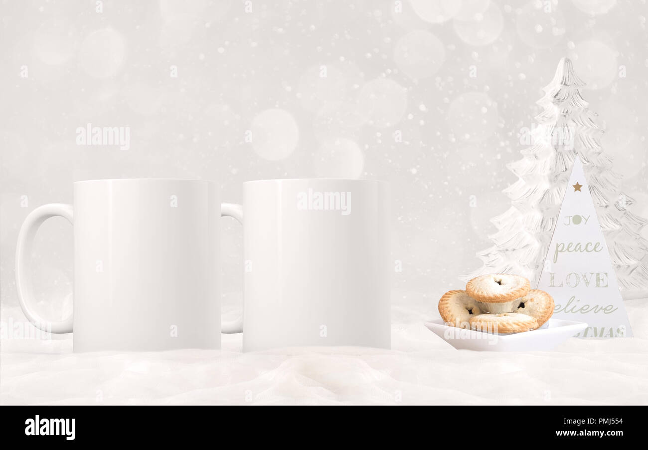 Natale due mug mock-up. Due vuoto bianco tazze da caffè per aggiungere il design personalizzato o un preventivo. Perfetto per le imprese che vendono tazze, sovrapposizione appena il vostro preventivo o Foto Stock