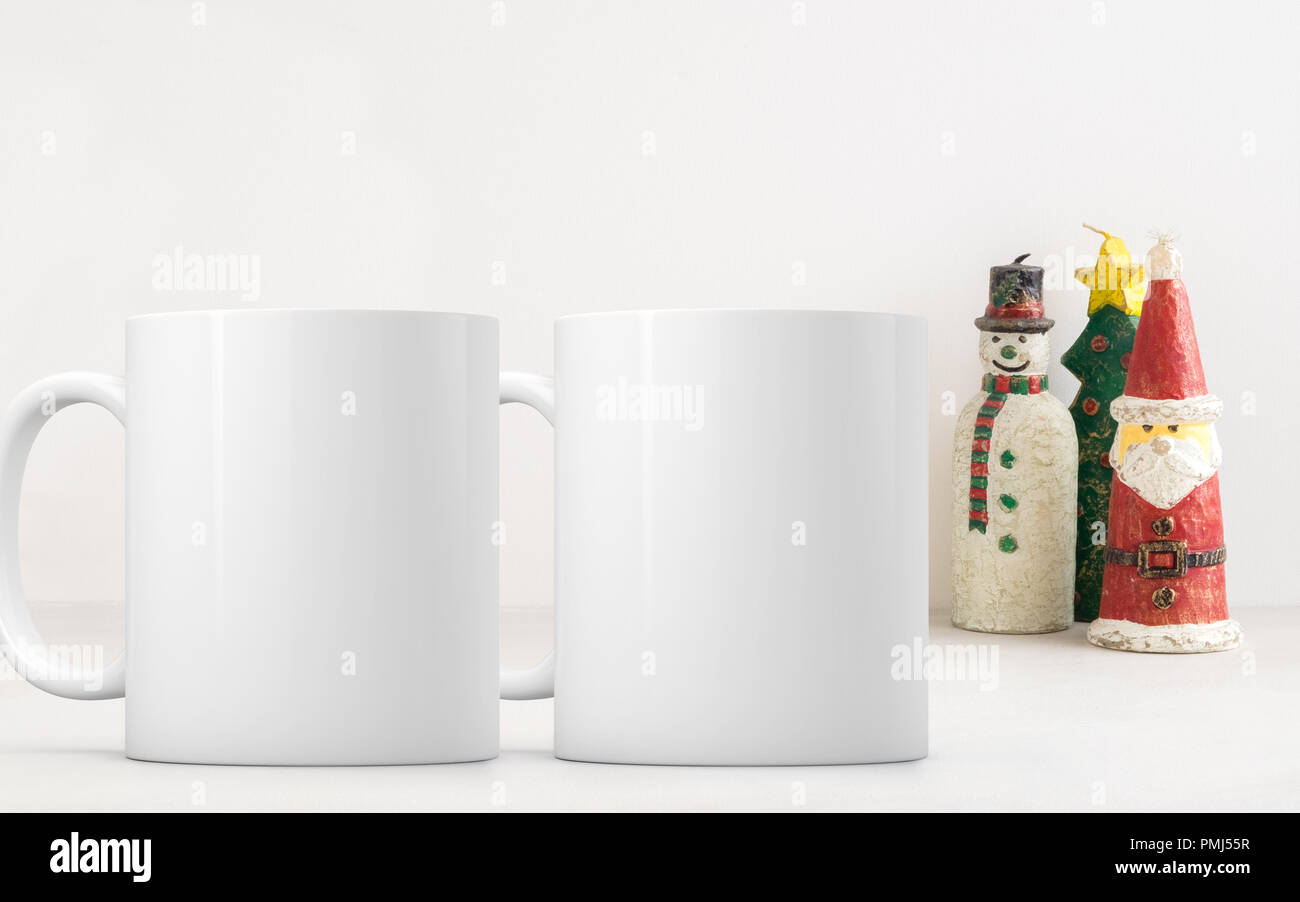 Christmas 2 mug mock-up. Due vuoto bianco tazze da caffè per aggiungere il design personalizzato o un preventivo. Perfetto per le imprese che vendono tazze, sovrapposizione appena il vostro preventivo o de Foto Stock