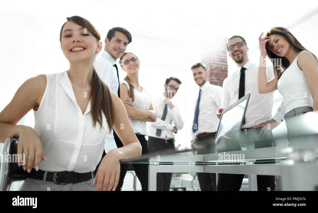 Dipendente di giovani sullo sfondo di un professionista del team aziendale Foto Stock