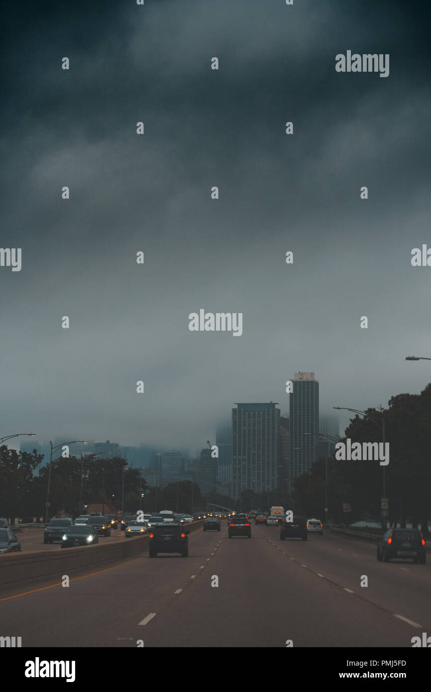 Nuvole temporalesche su Lake Shore Drive, Chicago, Illinois, Stati Uniti Foto Stock