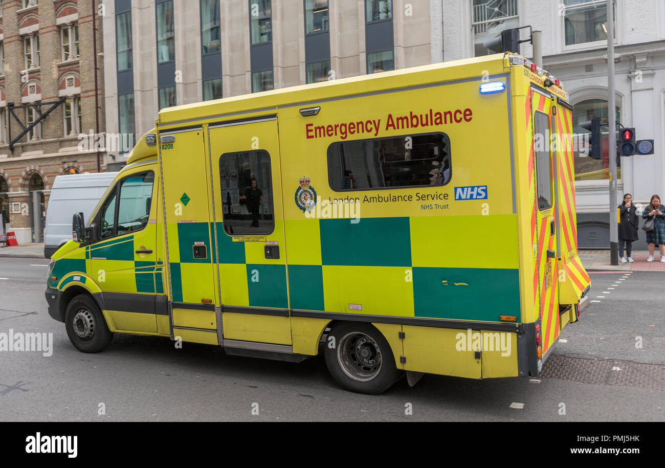 A Londra il servizio di ambulanza ambulanze di emergenza su una chiamata al centro di Londra in una strada trafficata. Foto Stock