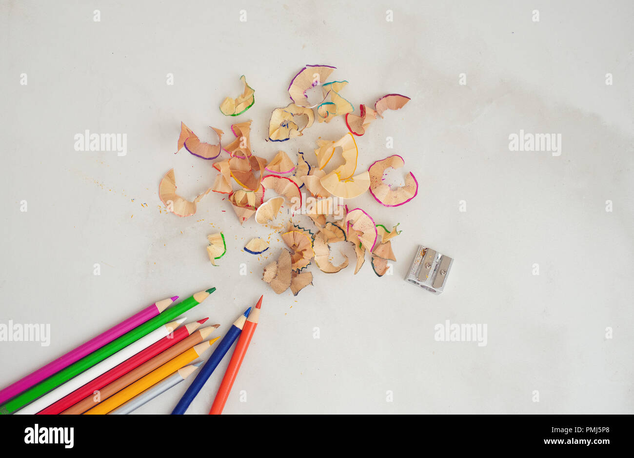 Matite colorate e trucioli di matita Foto Stock