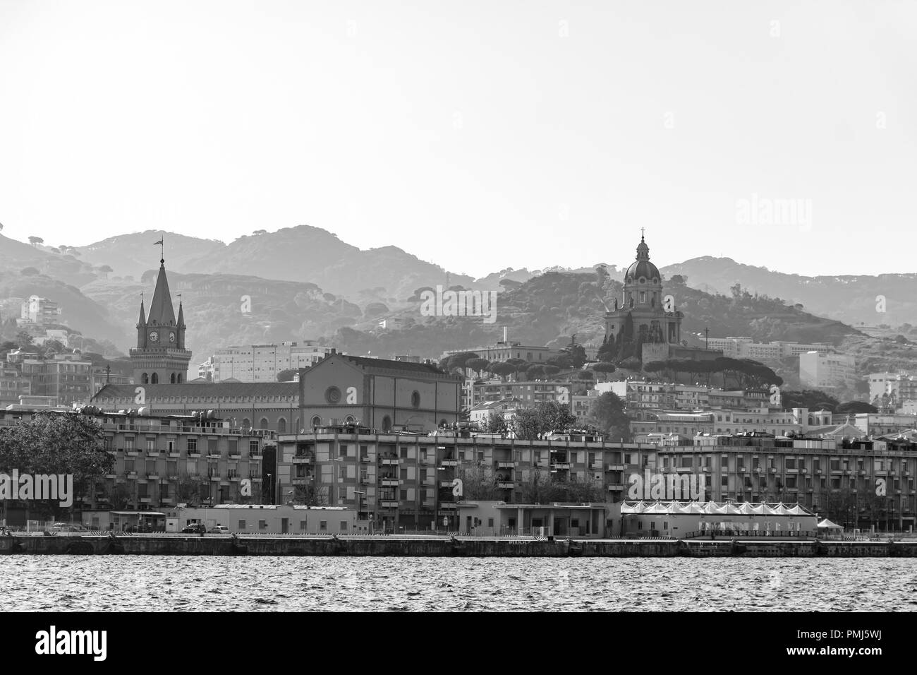 Vista sulla città di Messina centro con il Duomo e la parrocchia di Cristo Re Chiesa, Sicilia, Italia Foto Stock