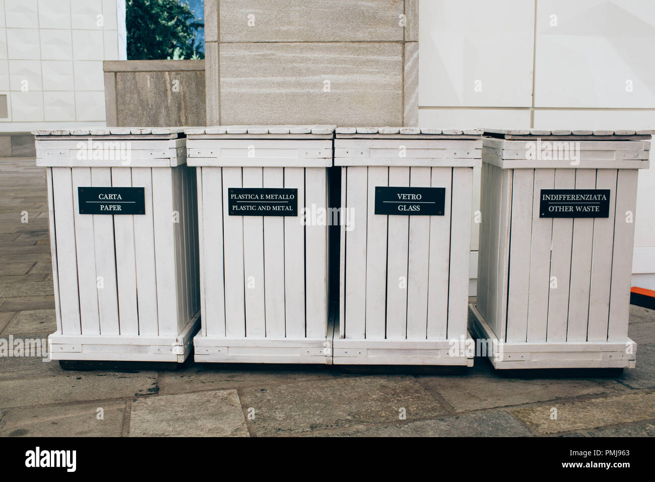 Garbage selettiva in Italia in un luogo pubblico - carta, plastica, vetro, Foto Stock