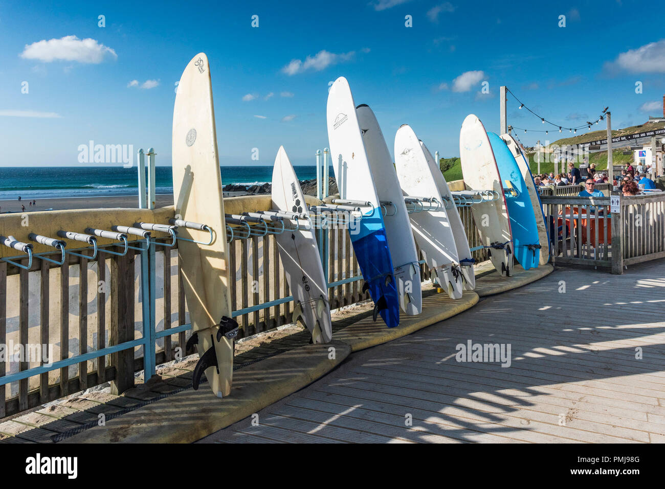 Tavole da surf disponibili per il noleggio al Fistral Beach in Newquay in Cornovaglia. Foto Stock