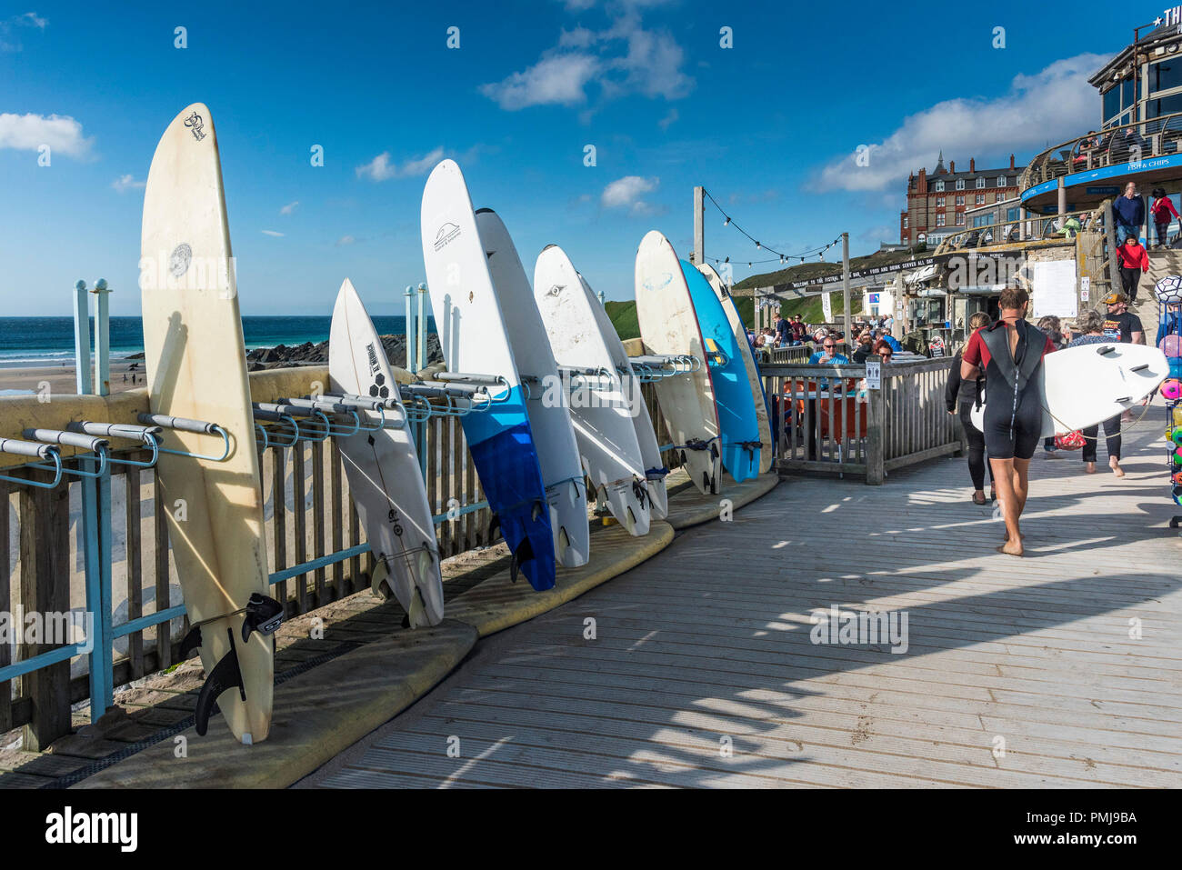 Tavole da surf disponibili per il noleggio al Fistral Beach in Newquay in Cornovaglia. Foto Stock