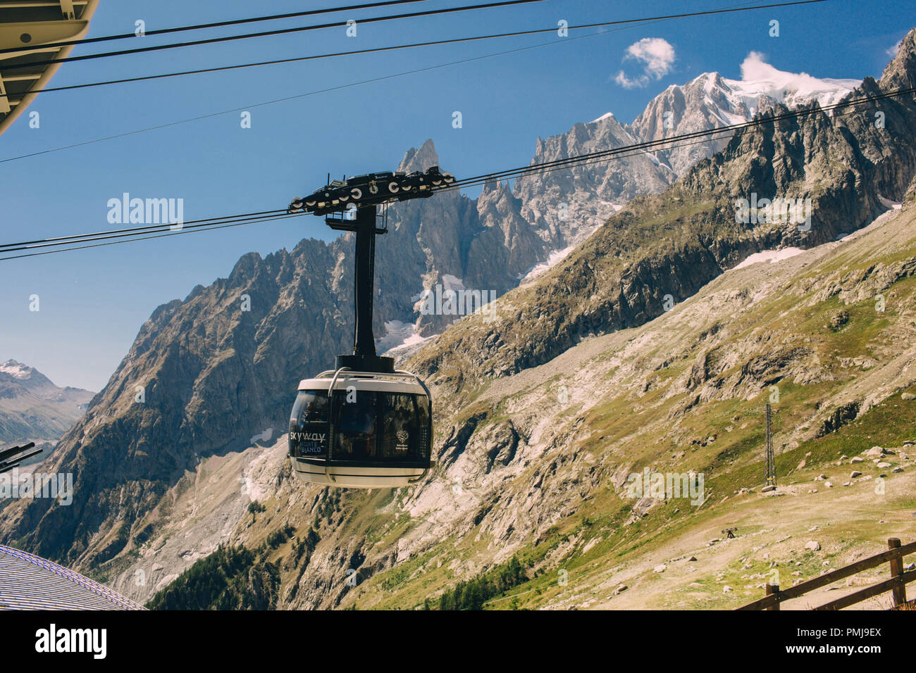 COURMAYEUR, Italia - 27 agosto 2018: cabina della nuova funivia SKYWAY MONTE BIANCO sul lato italiano del Mont Blanc Foto Stock