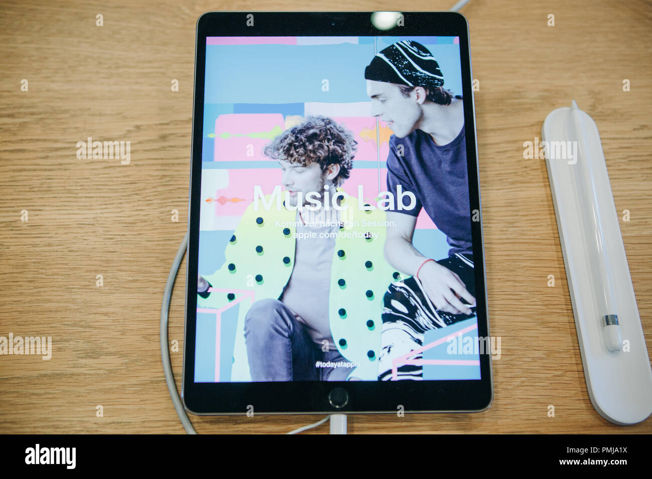 Berlino, 29 agosto 2018: la vendita del nuovo ipad nell'Official Store di Apple a Berlino. Foto Stock