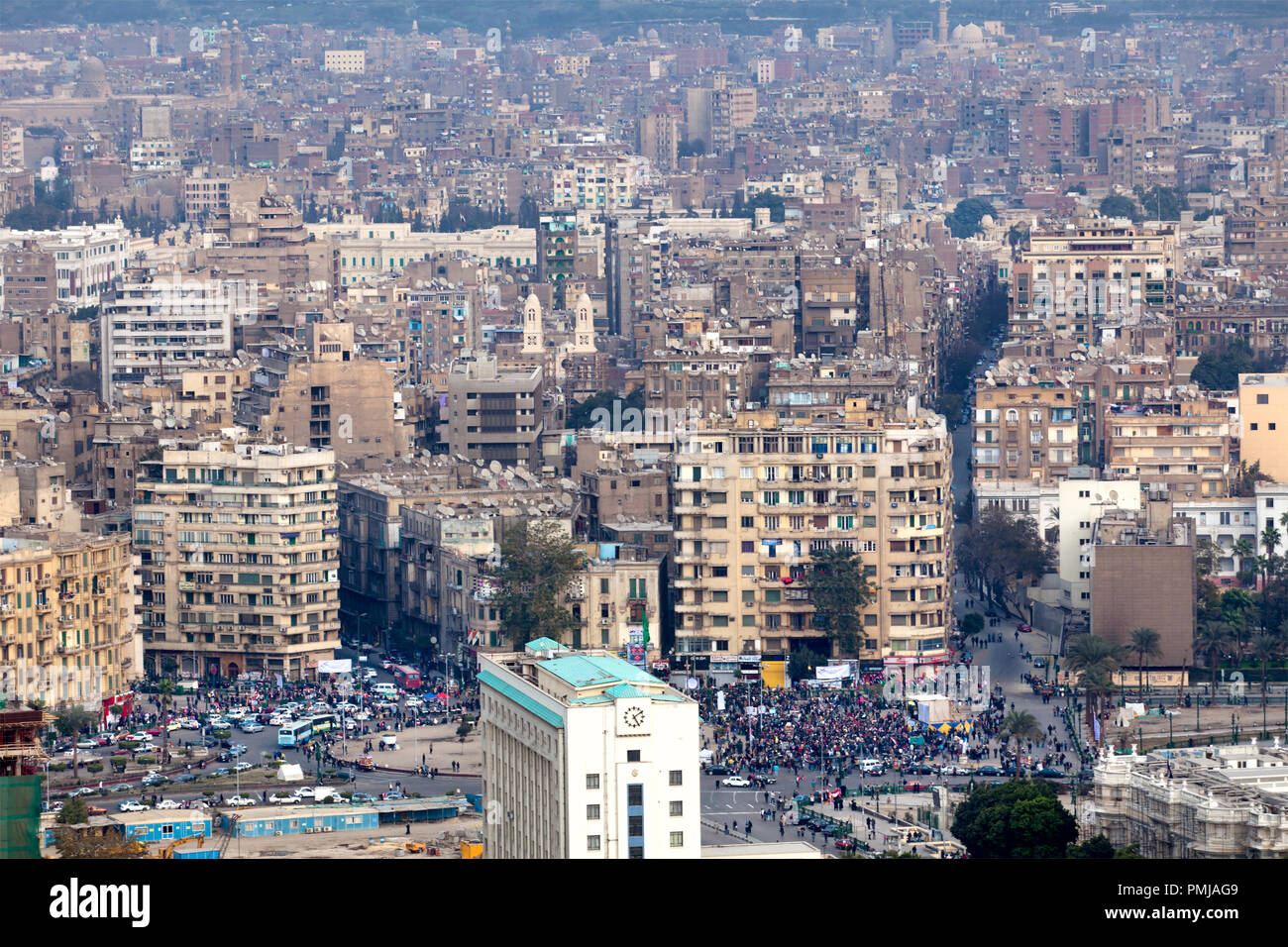 Migliaia di manifestanti marzo al Cairo la piazza Tahrir in occasione del primo anniversario dell'insurrezione egiziano, il 20 gennaio 2012 del Cairo in Egitto Foto Stock