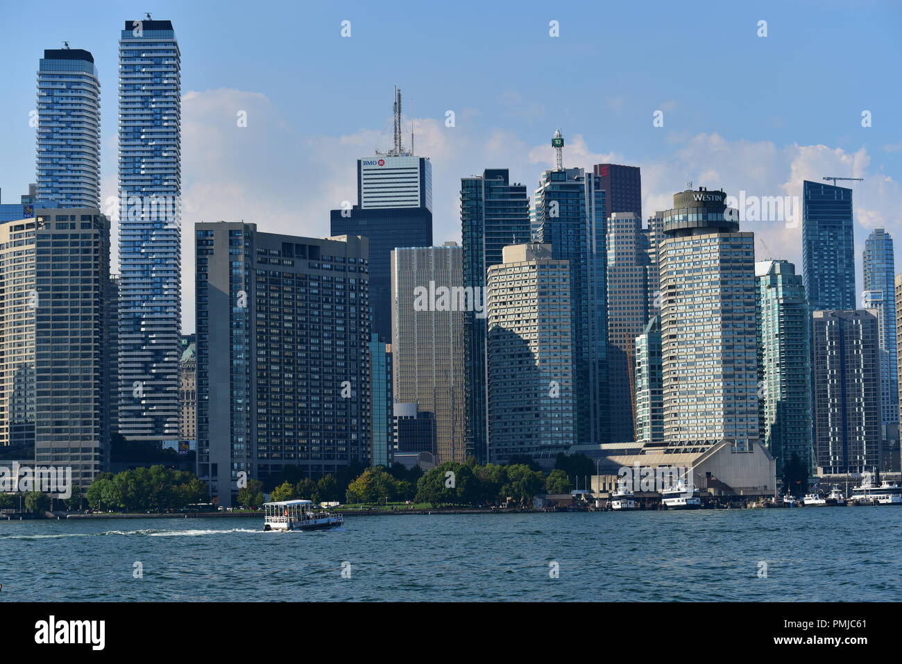 Lo skyline del centro cittadino di Toronto waterfront come si vede dalla barca sul lago Ontario; Estate 2018 Foto Stock