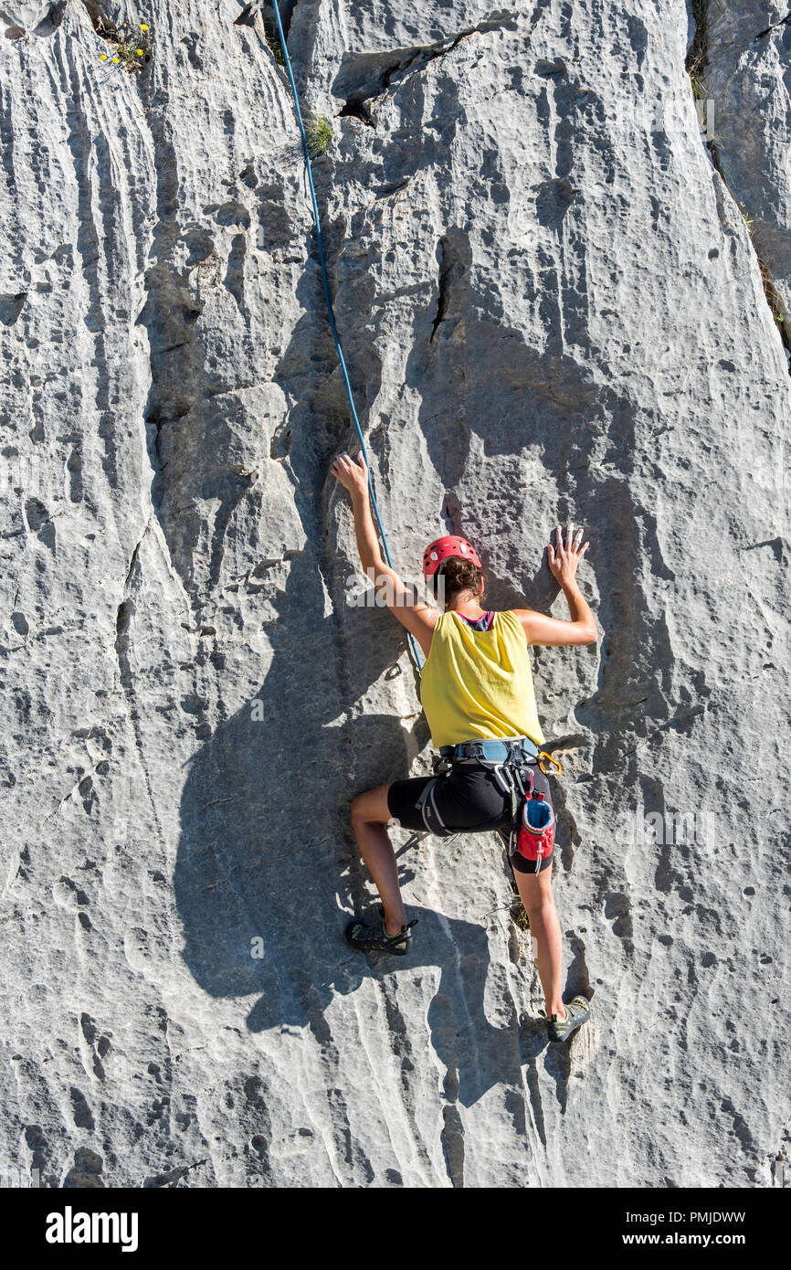 Scalatore di arrampicata roccia nelle Gorges du Verdon / Verdon Gorge canyon, Alpes-de-Haute-Provence, Provence-Alpes-Côte d'Azur, in Francia Foto Stock
